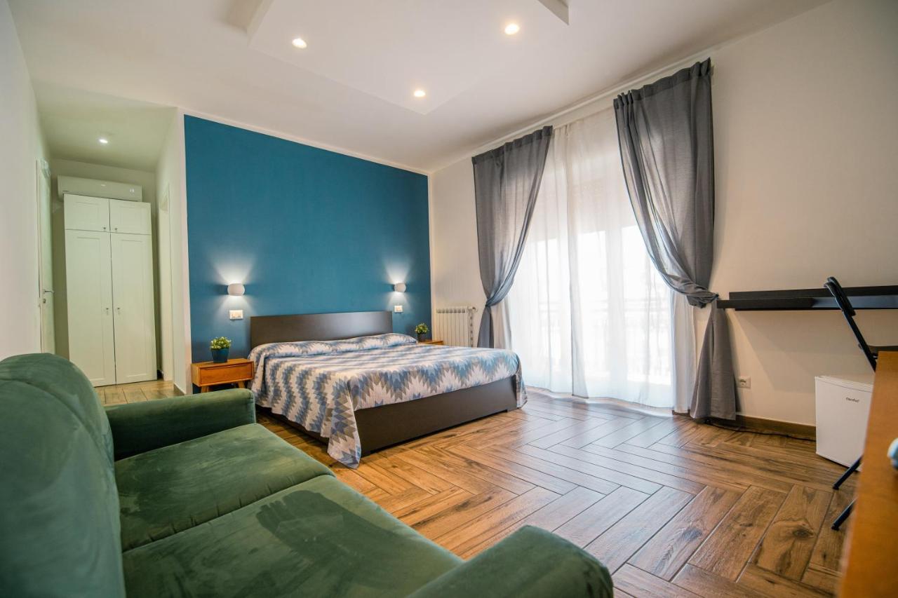 Hub Ferroviario - 12 Posti Letto Per Il Tuo Gruppo A Napoli Con Wifi E Netflix Bed and Breakfast Eksteriør billede