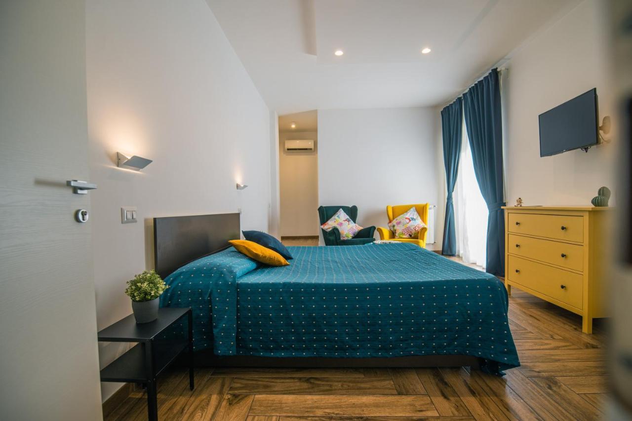 Hub Ferroviario - 12 Posti Letto Per Il Tuo Gruppo A Napoli Con Wifi E Netflix Bed and Breakfast Eksteriør billede