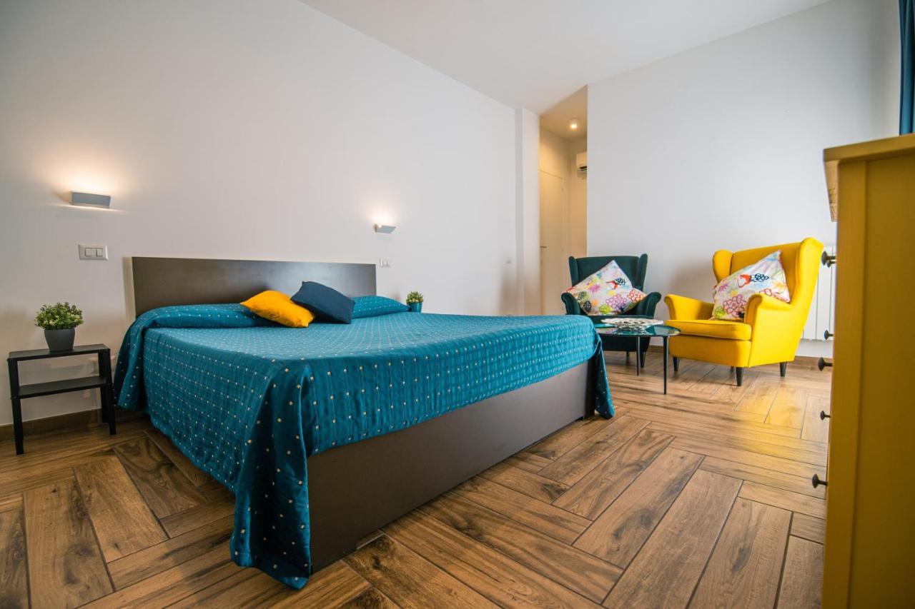 Hub Ferroviario - 12 Posti Letto Per Il Tuo Gruppo A Napoli Con Wifi E Netflix Bed and Breakfast Eksteriør billede