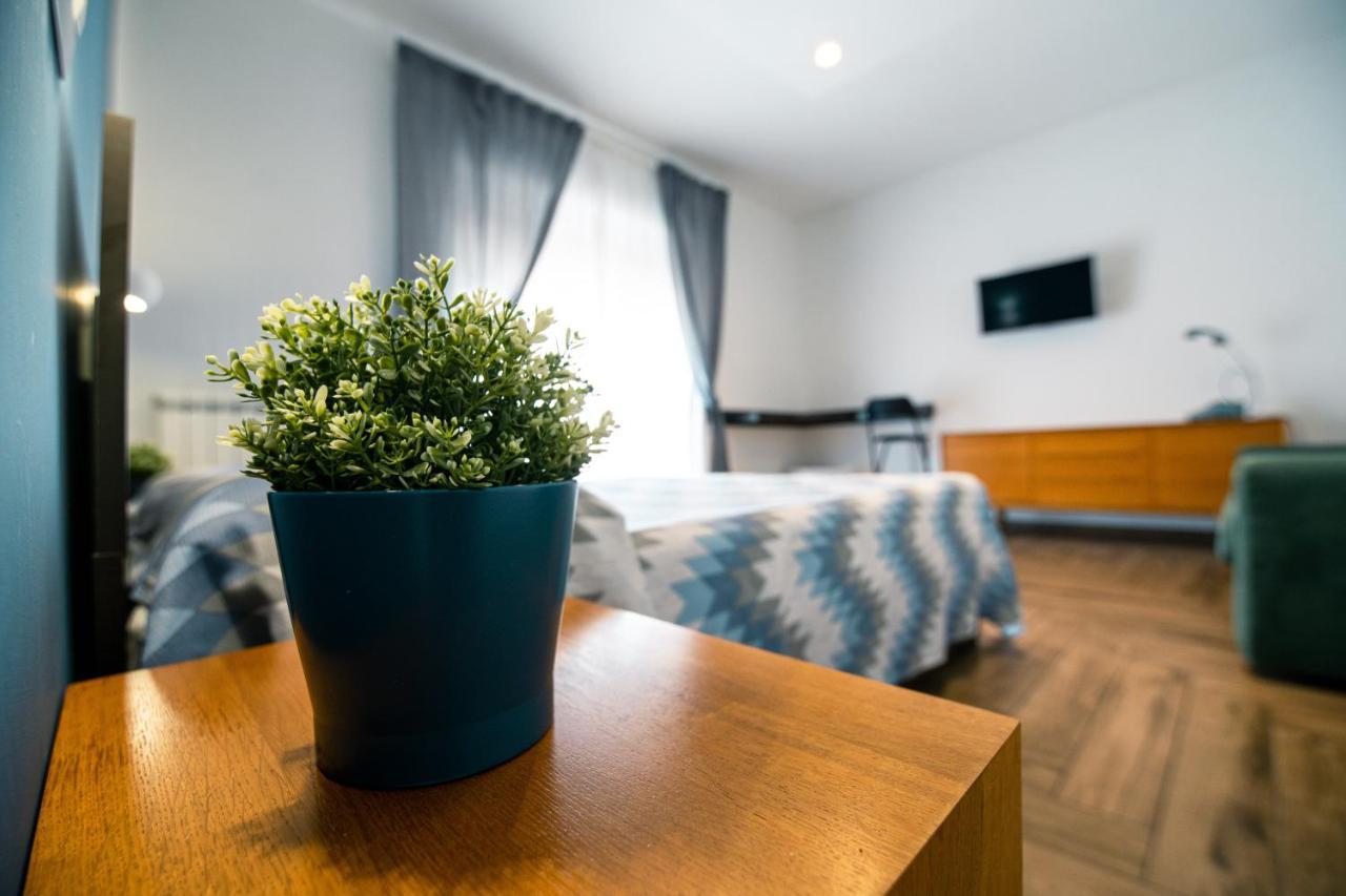 Hub Ferroviario - 12 Posti Letto Per Il Tuo Gruppo A Napoli Con Wifi E Netflix Bed and Breakfast Eksteriør billede